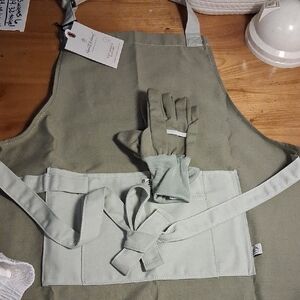 Hearth & Hand Kids Apron And Glove Set